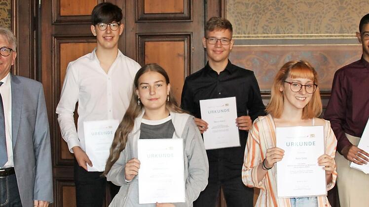 Ehrungen der Besten (von links): Uwe D&ouml;rfer, Leonard Lassotta, Lena Hoderlein, Marco Rasch, Nele G&ouml;tz, Chimezirim Ijebuonwu, Karina Kr&auml;u&szlig;lein-Leib (Schulr&auml;tin)
