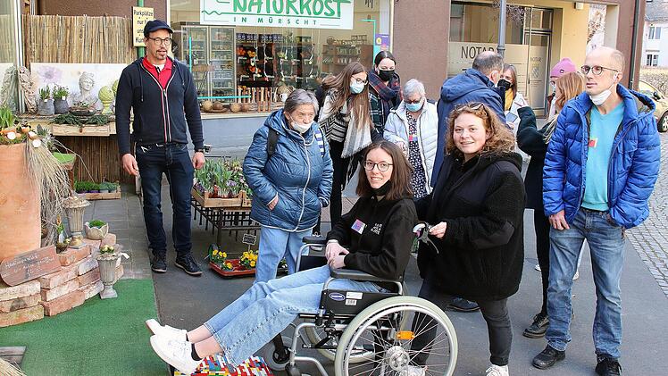 Eine Rampe aus bunten Legosteinen macht es nun Frauen und Männern mit Rollstühlen und Rollatoren, Vätern und Müttern mit Kinderwagen leichter, den Gehsteig vor der "Blumenecke zu überwinden". Foto: Dieter Britz
