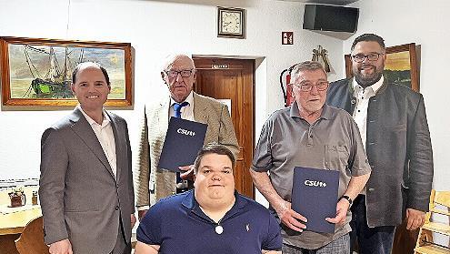 Die f&uuml;r 60 Jahre Geehrten mit Funktion&auml;ren (v.&nbsp;l.): MdL Michael Hofmann, Adam Martin, Anton Weisel, B&uuml;rgermeister Marco Friepes und (vorne) Vorsitzender Patrick Friepes