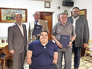 Die für 60 Jahre Geehrten mit Funktionären (v. l.): MdL Michael Hofmann, Adam Martin, Anton Weisel, Bürgermeister Marco Friepes und (vorne) Vorsitzender Patrick Friepes