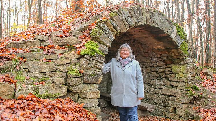 Schon vor Jahren ist Christiane Schmid zufällig auf die "Schmierhütte" zwischen Obererthal und Seeshof gestoßen. Mit anderen Geschichtsinteressierten hat sie geforscht, am Donnerstag werden die Ergebnisse vorgestellt.