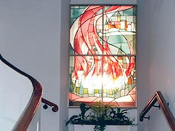 Das von der Familie Heinlein gestiftete Buntglasfenster vom Stadtbrand am Konraditag 1553 - Entwurf Max Wild -  ist nach der Rathaussanierung aus dem Treppenhaus entfernt worden.  Foto: privat