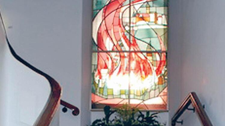 Das von der Familie Heinlein gestiftete Buntglasfenster vom Stadtbrand am Konraditag 1553 - Entwurf Max Wild -  ist nach der Rathaussanierung aus dem Treppenhaus entfernt worden.  Foto: privat