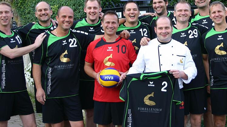 Der VfL Kleinlangheim freut sich über den Bezirksklassen-Titel und den Aufstieg in die Volleyball-Bezirksliga. Bereits vor einigen Jahren spielte das Team zwangsumgruppiert in der mittelfränkischen Bezirksliga. Nun treten die Kleinlangheimer in Unterfrankens höchster Klasse an. Auf dem Bild fehlt Neuzugang Martin Wolf. Foto: VfL Kleinlangheim