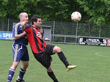Spielertrainer Patrick Reuter (rechts) und der TSV Pfarrweisach haben am Donnerstag ein schweres Heimspiel vor sich.
