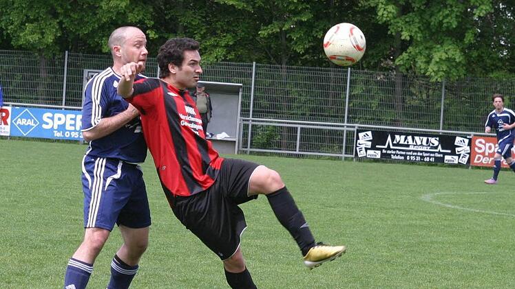 Spielertrainer Patrick Reuter (rechts) und der TSV Pfarrweisach haben am Donnerstag ein schweres Heimspiel vor sich.