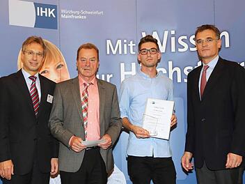Dipl.-Bw. (FH) Jürgen Bode, stellvertretender. Hauptgeschäftsführer IHK Würzburg-Schweinfurt, Horst Jacob, Ausbilder bei Kesselring, Michael Pfeiffer, Prüfungsbester im Fach Brauer und Mälzer sowie Claus Bolza-Schünemann, Vizepräsident IHK Würzburg-Schweinfurt.