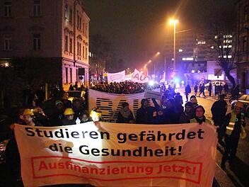 Am Donnerstag sind etwa 400 Studenten in Erlangen auf die Straße gegangen. Auslöser der Demonstration sind Baumängel und der Verdacht auf Giftstoffbelastung in Gebäuden der Philosophischen Fakultät. Christian Bauriedel