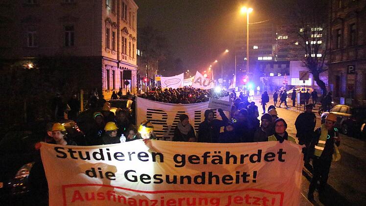 Am Donnerstag sind etwa 400 Studenten in Erlangen auf die Straße gegangen. Auslöser der Demonstration sind Baumängel und der Verdacht auf Giftstoffbelastung in Gebäuden der Philosophischen Fakultät. Christian Bauriedel