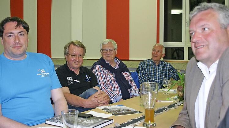 Geschafft, aber zufrieden in der Runde: Raiba-Chef Christian Senff, Tourleiter Ewald Strohmeier, Klaus Angermann, Johannes Knab und Bürgermeister Jürgen Hennemann (von links).  Foto: Ralf Kestel