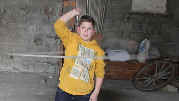 Risto (12) übt jeden Tag mit dem Lasso, denn sonst kommt er aus der Übung. Foto: Sonja Adam