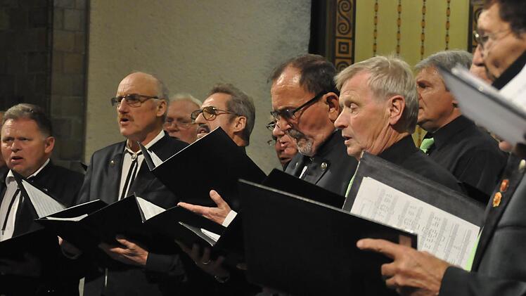 Zwei Chöre, ein Chorleiter, der Gemeinschafts-Männerchor der Sängervereinigung Burkardroth/Gesangverein Reiterswiesen. Foto: Peter Klopf