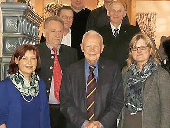 Das Foto zeigt die Jubilare mit Staatssekretär a.D. Albert Meyer und der Ortsvorsitzenden Birgit Finzel sowie Sandra Schramm und Dieter Reisenweber aus dem Vorstand.  Fotos: Ulrike Köhler