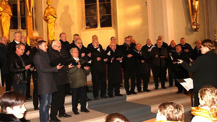 Mit seinem gewaltigen Stimmvolumen der Männerchor mit Dirigentin Regina Huber.