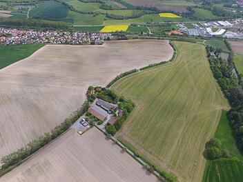 Ob die Lerchenhoftrasse über diese Anhöhe gebaut werden darf, muss das Gericht beurteilen. Über ein halbes Jahr nach der letzten mündlichen Verhandlung zeichnet sich aber noch keine zeitnahe Entscheidung ab. Foto: Archiv/Heinrich Weiß