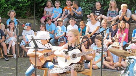 Musik und Gesang aber auch Tanz und Gedichtvorträge gab es beim "Konzert am See" unter dem Motto "Musik vereint uns" an der Grundschule Weißenbrunn.  Foto: K.- H. Hofmann