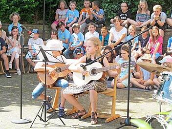 Musik und Gesang aber auch Tanz und Gedichtvorträge gab es beim "Konzert am See" unter dem Motto "Musik vereint uns" an der Grundschule Weißenbrunn.  Foto: K.- H. Hofmann