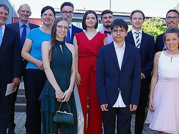 Das FWG mit Schulleiter Harald Weichert (zweiter von links) und Oberstufenkoordinator Stefan Rose (hinten, rechts) freut sich über seine erfolgreichen Abiturienten. Auch (dritte von links) Kronachs 2. Bürgermeisterin Angela Hofmann und stellvertretender Landrat Gerhard Wunder (links) gratulierten. Foto: Heike Schülein