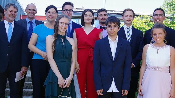 Das FWG mit Schulleiter Harald Weichert (zweiter von links) und Oberstufenkoordinator Stefan Rose (hinten, rechts) freut sich über seine erfolgreichen Abiturienten. Auch (dritte von links) Kronachs 2. Bürgermeisterin Angela Hofmann und stellvertretender Landrat Gerhard Wunder (links) gratulierten. Foto: Heike Schülein