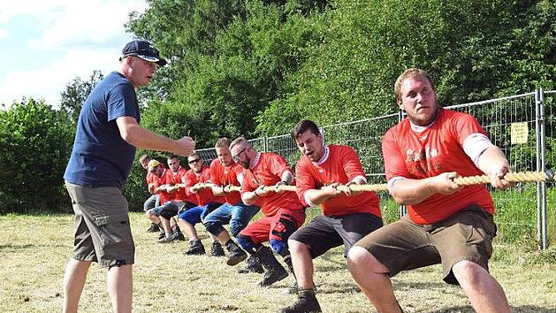 An der Freiwilligen Feuerwehr Altenkunstadt f&uuml;hrte kein Weg vorbei. Foto: Dieter Radziej