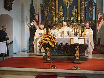 Den Gottesdienst zum diesjährigen  Franziskusfest auf dem Kreuzberg  zelebrierte  Fuldas Generalvikar Dr. Gerhard Stanke gemeinsam mit Pater  Martin Domogalla (links), Diakon Kim Sell (Bad Brückenau) und Pater  Georg Andlinger (rechts). Marion Eckert
