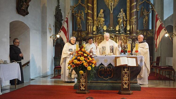 Den Gottesdienst zum diesjährigen  Franziskusfest auf dem Kreuzberg  zelebrierte  Fuldas Generalvikar Dr. Gerhard Stanke gemeinsam mit Pater  Martin Domogalla (links), Diakon Kim Sell (Bad Brückenau) und Pater  Georg Andlinger (rechts). Marion Eckert