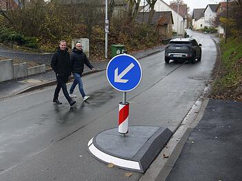 Als w&uuml;rde der Pfeil zeigen, wo es f&uuml;r Fu&szlig;g&auml;nger langgeht: Bernd H&ouml;fer (links) und Patrick H&auml;rter freuen sich, dass Fu&szlig;g&auml;nger in Beuerfeld sicherer als bisher die Kreisstra&szlig;e CO 17 &uuml;berqueren k&ouml;nnen.