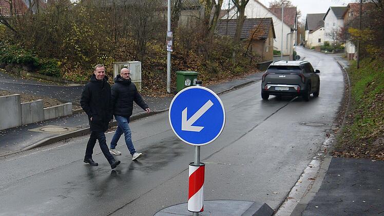 Als w&uuml;rde der Pfeil zeigen, wo es f&uuml;r Fu&szlig;g&auml;nger langgeht: Bernd H&ouml;fer (links) und Patrick H&auml;rter freuen sich, dass Fu&szlig;g&auml;nger in Beuerfeld sicherer als bisher die Kreisstra&szlig;e CO 17 &uuml;berqueren k&ouml;nnen.