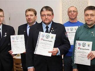 Stellvertretender Vorsitzender Peter Schneider gratulierte Elmar Hergenröder, Hermann Desch, Wolfgang Hofmann und Paul Desch. Hierzu gratulierte auch Kreisvorsitzender Klaus Lutz.  Fotos: Gerd Schaar