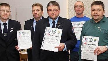 Stellvertretender Vorsitzender Peter Schneider gratulierte Elmar Hergenröder, Hermann Desch, Wolfgang Hofmann und Paul Desch. Hierzu gratulierte auch Kreisvorsitzender Klaus Lutz.  Fotos: Gerd Schaar