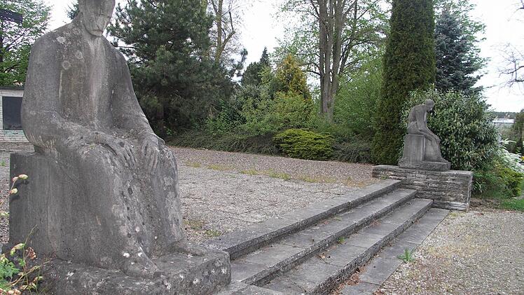 Die Skulpturen am Michelauer Ehrenmal
