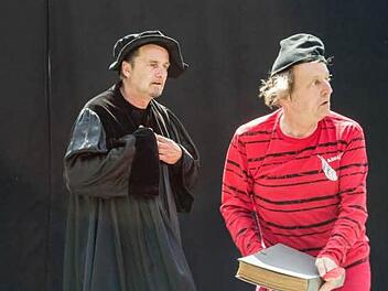Jan Burdinski als Mephisto neben Peter Kempkes als Faust: Am 8. August, ab 20 Uhr, ist die Theatersommer-Aufführung in Schloss Geyerswörth zu erleben. Foto: Theatersommer