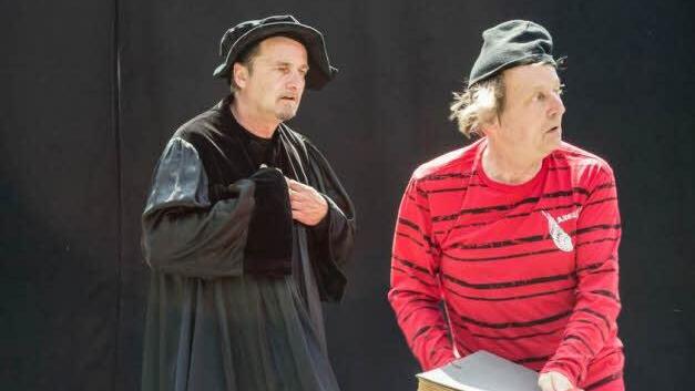 Jan Burdinski als Mephisto neben Peter Kempkes als Faust: Am 8. August, ab 20 Uhr, ist die Theatersommer-Aufführung in Schloss Geyerswörth zu erleben. Foto: Theatersommer