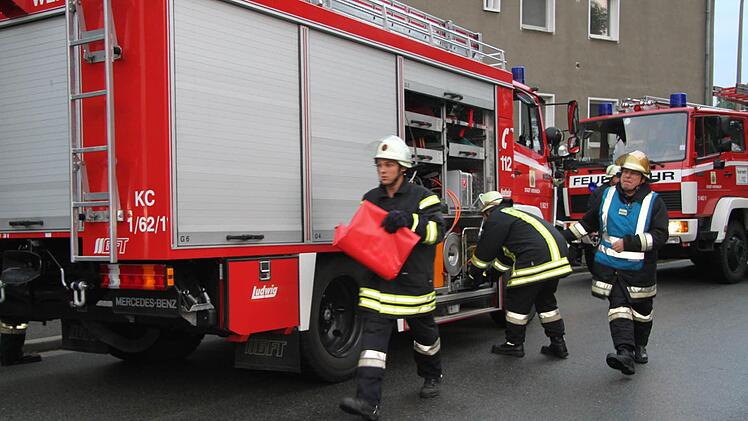 Rund 50 Feuerwehrleute der Stadt Kronach und das BRK waren bei der spektakulären Schauübung im Einsatz.