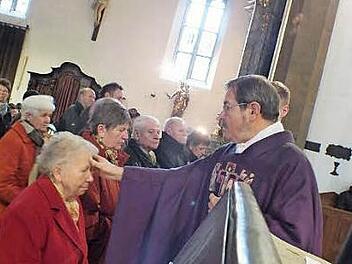 Ein Aschekreuz aus Zeichen der Buße - rechts Pfarrer Weigel Foto: Welker
