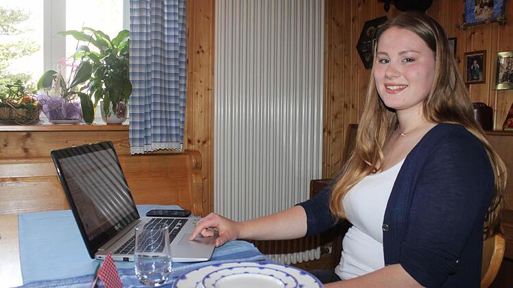 Der Landesentscheid war für Katrin Zehnter schon mit etwas Aufregung verbunden. Am Abend zuvor ging sich nochmals ihre Präsentation zum Thema "Hauswirtschaft im Wandel der Zeit" durch.  Foto: Veronika Schadeck