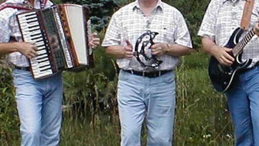 Frankenbauer spielt ab 18.30 Uhr zum Tanz auf.