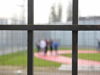 Das Landgericht Coburg verurteilte eine 47-jährige Frau, die über Monate Stadtgespräch in Lichtenfels war, wegen ihres irrwitzigen und ekelhaften Verhaltens zu zwei Jahren Gefängnis. Foto: Symbolbild/Daniel Naupold/dpa
