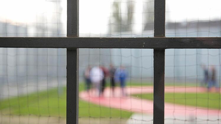 Das Landgericht Coburg verurteilte eine 47-jährige Frau, die über Monate Stadtgespräch in Lichtenfels war, wegen ihres irrwitzigen und ekelhaften Verhaltens zu zwei Jahren Gefängnis. Foto: Symbolbild/Daniel Naupold/dpa