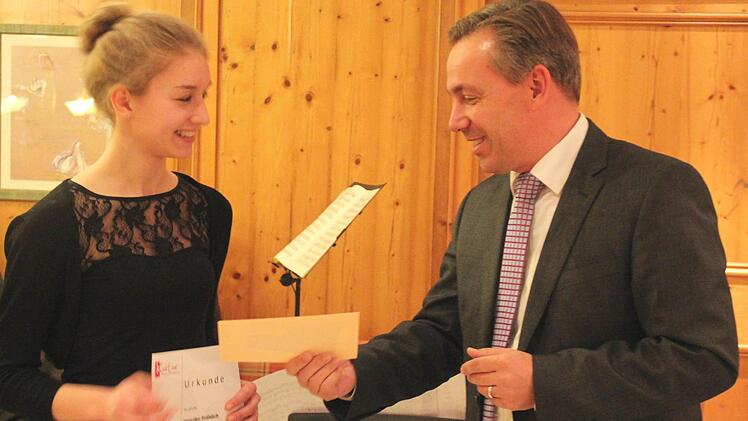 Preisvergabe: Henrike Fröhlich und Landrat Alexander Tritthart