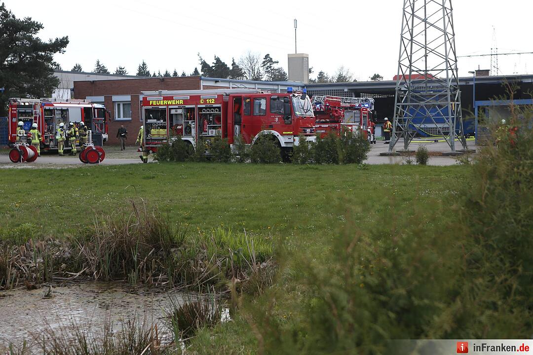 Lagerhallenbrand verursacht hohen Sachschaden - Feuerwehr hat Flammen schnell unter Kontrolle
