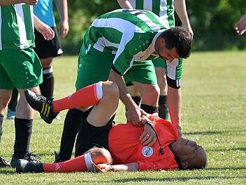 Ein Fu&szlig;ballspiel wollte der Fotograf des Fr&auml;nkischen Tags beim SC Hertha Aisch fotografieren, in der 78. Minute verlie&szlig; er einen Tatort. Die Gastgeber leisteten dem Schiedsrichter Erste Hilfe, nachdem dieser von einem Jahn-Spieler zu Boden geschubst worden war. Foto: Picturedreams