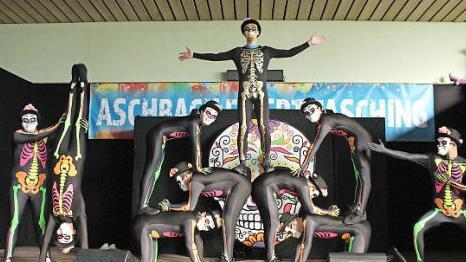 Auch ein Kostümwechsel der Aschbacher gehörte zum Auftritt.