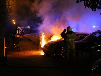 Gleich mehrere Feuer gab es am Mittwochabend im oberfränkischen Hof: Die Feuerwehr musste unter anderem ein brennendes Auto löschen. Foto: NEWS5 / Fricke