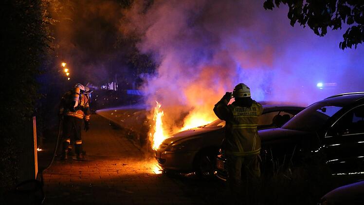 Gleich mehrere Feuer gab es am Mittwochabend im oberfränkischen Hof: Die Feuerwehr musste unter anderem ein brennendes Auto löschen. Foto: NEWS5 / Fricke