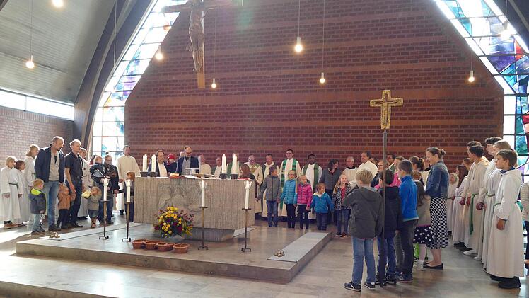 Spiegelbild einer jungen St. Josefs-Kirche: Kinder im Altarraum beim Vater-unser. Foto: Marion Krüger-Hundrup
