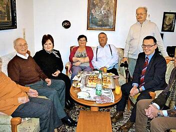 Gnadenhochzeit wurde im Mainpark gefeiert; im Bild (von links) das Jubelpaar Margit und Dieter Thomas, stellvertretende Landrätin Christina Flauder, Tochter Kristi und Sohn Christian, die mit ihren Familien in Bad Schwalbach und in der Nähe von Worms zu Hause sind, Schwiegersohn Thomas, Gebietsdirektor Rainer Strobel sowie Stadtrat Dieter Hägele Foto: Werner Reißaus