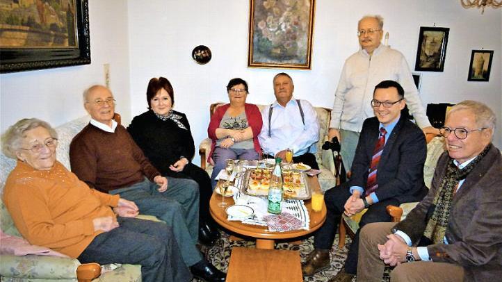 Gnadenhochzeit wurde im Mainpark gefeiert; im Bild (von links) das Jubelpaar Margit und Dieter Thomas, stellvertretende Landrätin Christina Flauder, Tochter Kristi und Sohn Christian, die mit ihren Familien in Bad Schwalbach und in der Nähe von Worms zu Hause sind, Schwiegersohn Thomas, Gebietsdirektor Rainer Strobel sowie Stadtrat Dieter Hägele Foto: Werner Reißaus