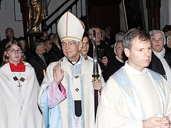 Erzbischof Ludwig Schick mit Pfarrer Matthias Steffel beim Einzug in die St. Sebastiankirche. Foto: Mathias Erlwein