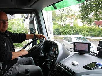 Beim Rechtsabbiegen schaltet sich der Abbiegeassistent zu und zeigt dem Fahrer optisch auf dem Display an, dass sich Personen im toten Winkel der Rückspiegel aufhalten. Zusätzlich warnt das elektronische System durch akustische Signale. Fotos: Matthias Einwag